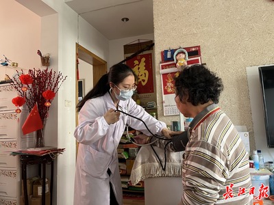 電話解惑、上門(mén)服務(wù) 硚口家庭醫(yī)生團(tuán)隊(duì)，做居民的“私人”健康顧問(wèn)
